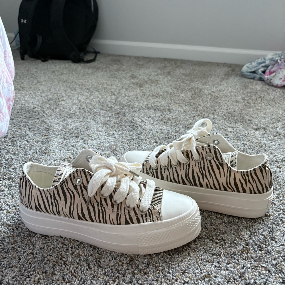 NWOT Chuck Taylor All Star Lift Platform Zebra